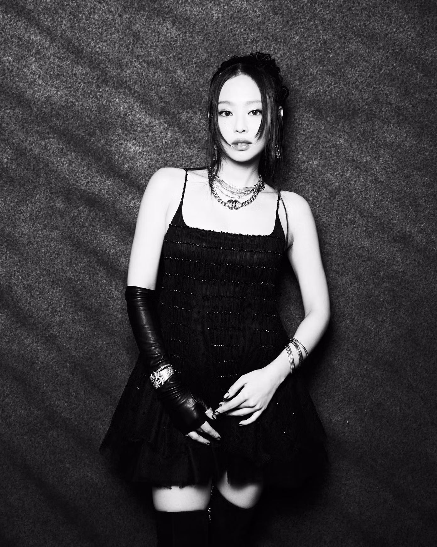 Chiếc váy mà Jennie diện chính là bộ Haute Couture thứ 6 cô mặc, và đây là bộ thứ 2 đến từ Chanel. Chiếc váy mà Jennie diện chính là bộ Haute Couture thứ 6 cô mặc, và đây là bộ thứ 2 đến từ Chanel.