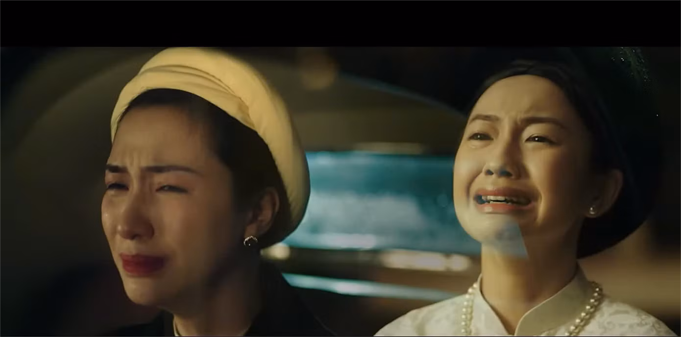 Vào vai diễn Thứ phi Mộng Điệp trong MV của ca sĩ Hòa Minzy, Hoàng Hà được khán giả khen ngợi bởi khoảnh khắc đau xé lòng khi cô gào khóc, níu kéo đấng lang quân.