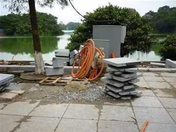 Đoạn vỉa hè Hồ Gươm còn tốt đã bị bóc lên lát lại bằng đá xanh.