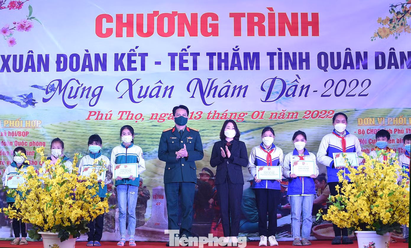 Nhiều phần quà trao tặng các em học sinh. Ảnh: Xuân Tùng Nhiều phần quà trao tặng các em học sinh. Ảnh: Xuân Tùng