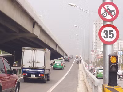 Có biển cấm nhưng xe ôm, người đi bộ vẫn vô tư lên xuống đường trên cao vừa mới thông xe. Ảnh: Trọng Đảng. Có biển cấm nhưng xe ôm, người đi bộ vẫn vô tư lên xuống đường trên cao vừa mới thông xe. Ảnh: Trọng Đảng