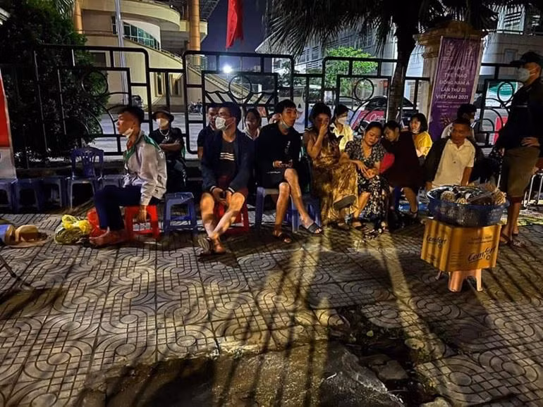 Người hâm mộ thức trắng đêm chờ mua vé xem U23 Việt Nam (Ảnh: An An).