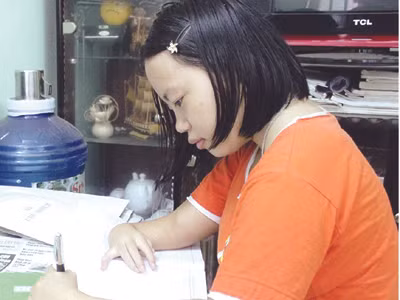 Bị tật bẩm sinh phải viết tay trái, nhưng thành tích học tập của Duyên thật đáng nể phục 