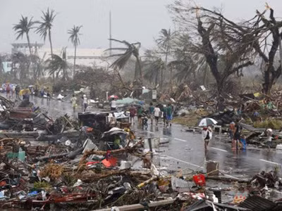 Cảnh hoang tàn khủng khiếp tại Tacloban - Ảnh: Reuters 