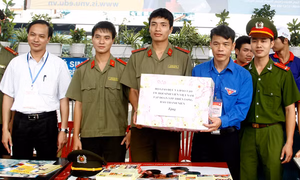 Anh Vũ Thanh Mai tặng quà cho các bạn tình nguyện viên tham gia Tiếp sức mùa thi tại bến xe Nước Ngầm