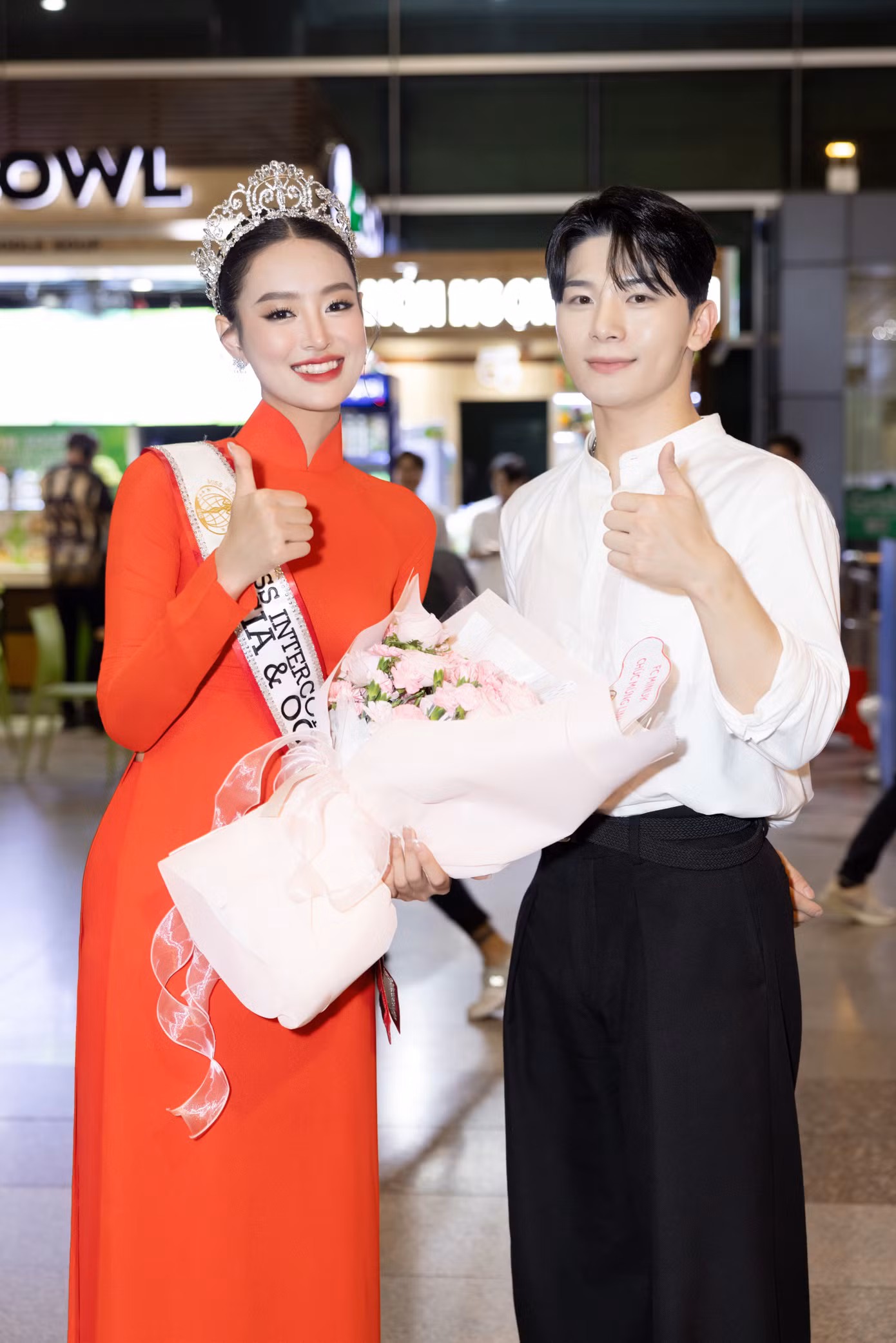 Cheon Minuk cùng gia đình, bạn bè ra sân bay đón Bùi Khánh Linh.