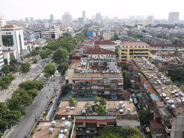 Những khu chung cư cũ nhếch nhác xen kẽ với nhiều khu cao tầng của dự án mới ở Hà Nội	Ảnh: Xuân Phú