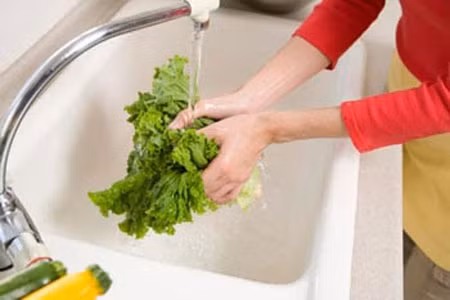 Người thường bị nhiễm sán lá gan qua nguồn rau hoặc nguồn nước lã có ấu trùng