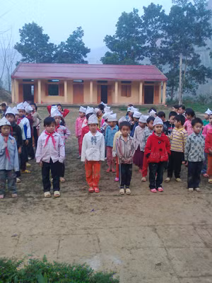 Các em học sinh tiểu học xã Kiến Thiết, huyện Yên Sơn, Tuyên Quang - nơi các SV làm công tác tình nguyện