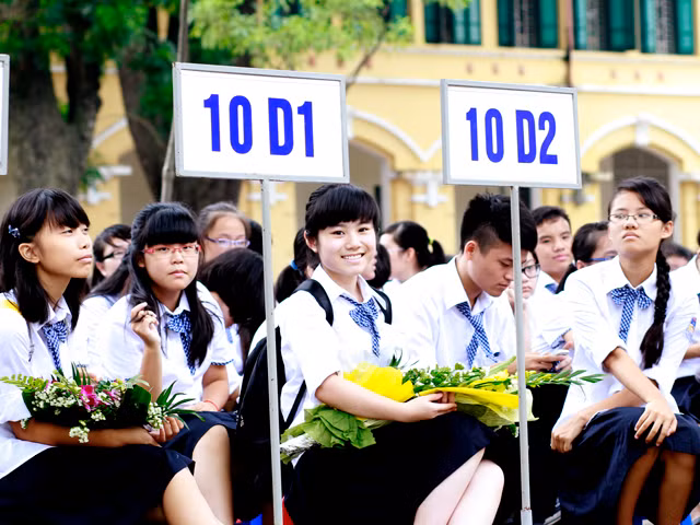Những nữ sinh khối 10 tươi tắn trong đồng phục áo sơ mi trắng và váy xanh