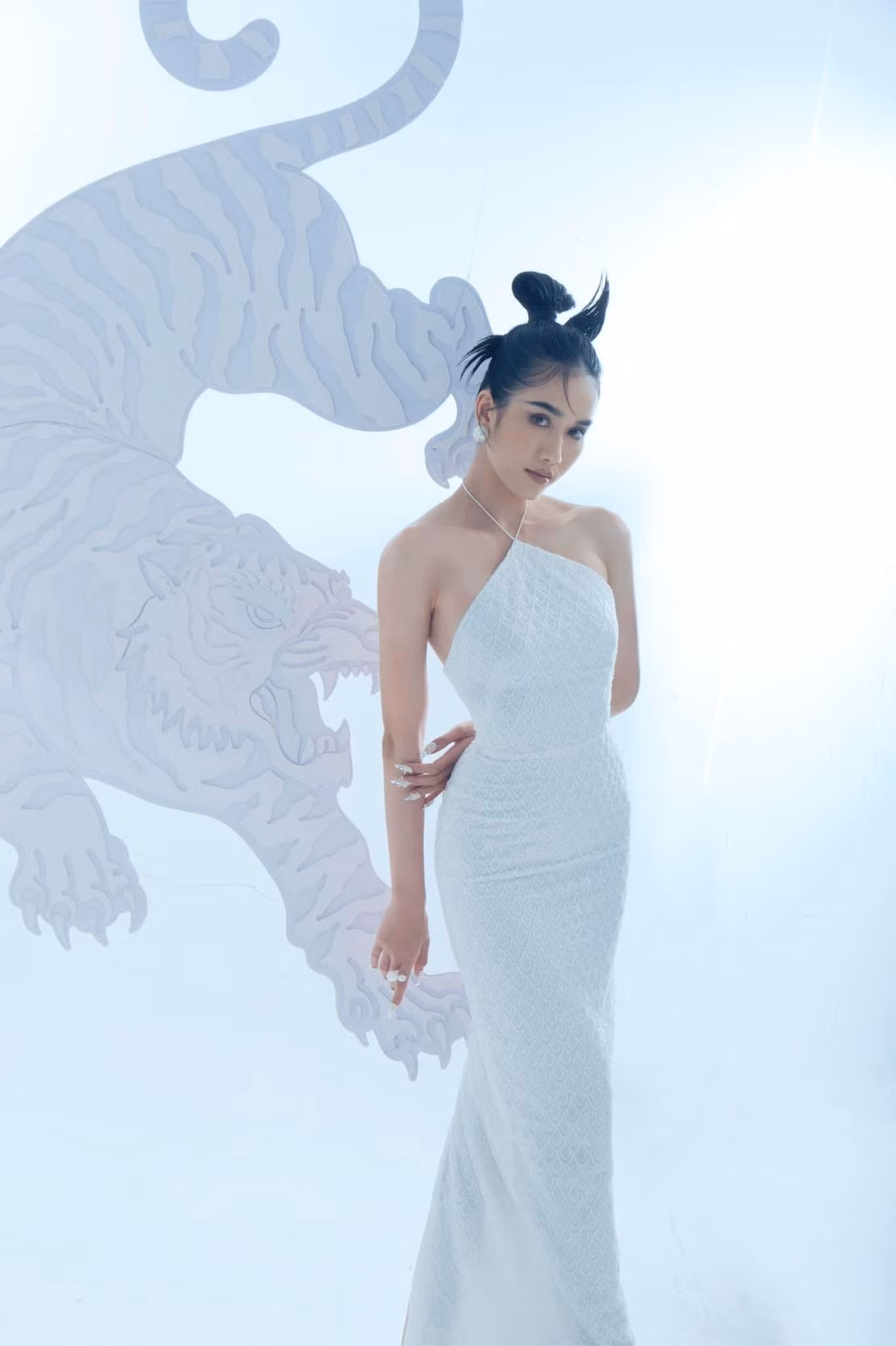 Trong bộ ảnh Tết Nguyên Đán Nhâm Dần vừa qua, Á hậu Phương Anh diện bộ váy kiểu dáng cổ yếm tông màu trắng khoe trọn bờ vai trần thon thả và quyến rũ.