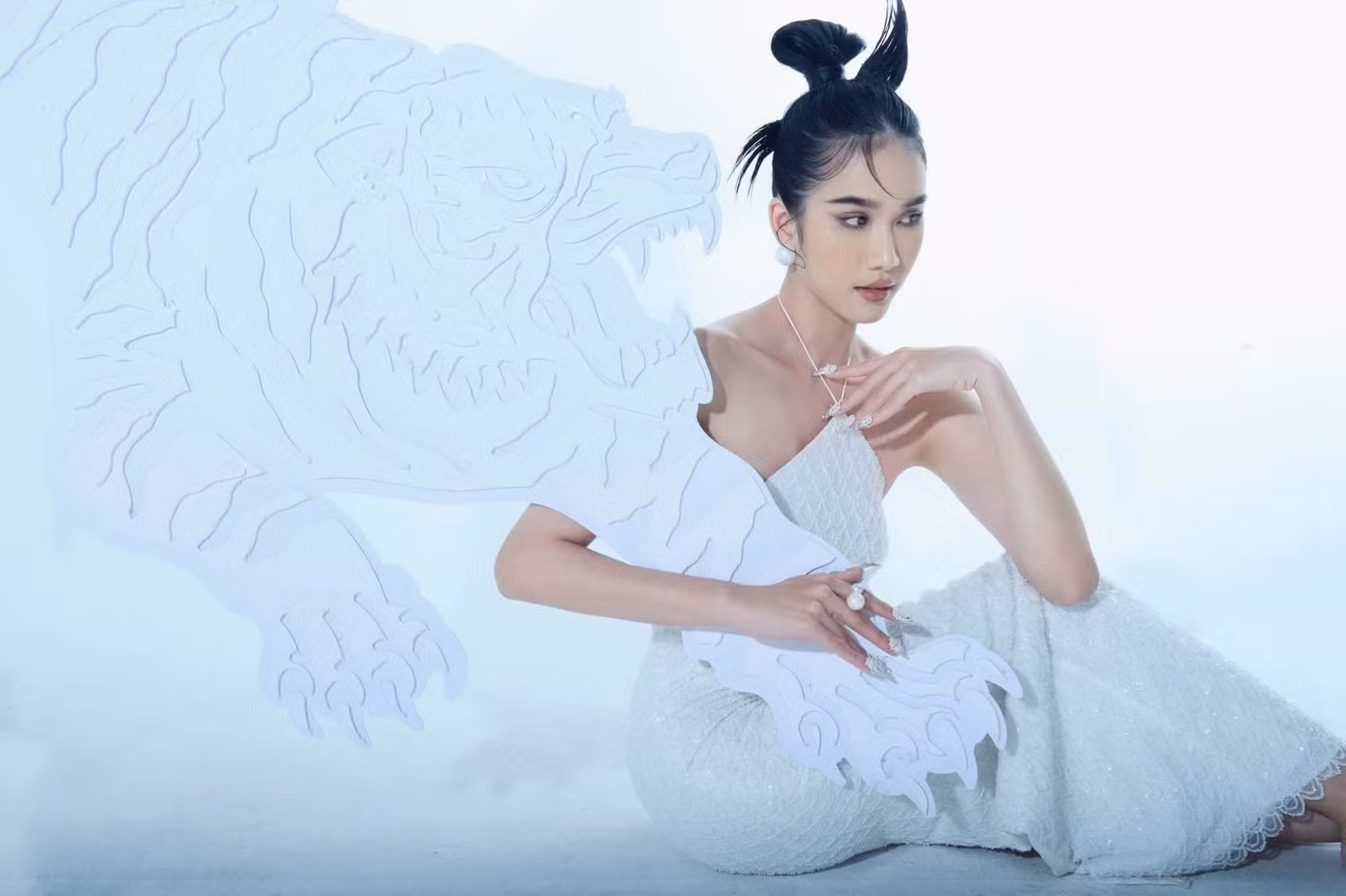 Thiết kế đơn sắc tôn lên vẻ đẹp kiêu sa của 'quý cô tuổi Dần' Phương Anh.