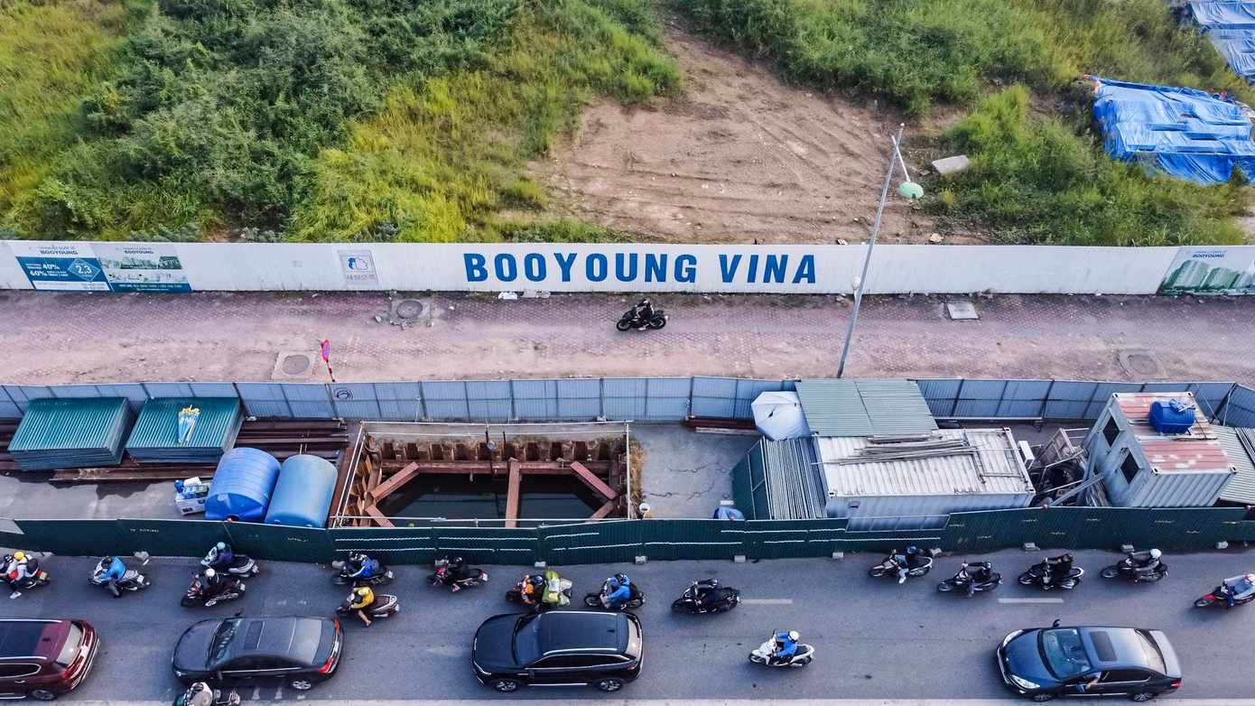 Tại các vị trí thi công này đã “vắng bóng” công nhân từ lâu nhưng mặt bằng không được hoàn trả, nhiều lô cốt đã bị biến thành nơi dán quảng cáo hoặc nơi vứt rác.