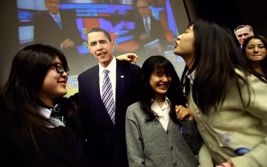 Học sinh Nhật Bản hôn gió ông Obama tại đại sứ quán Mỹ tại Tokyo, Nhật Bản