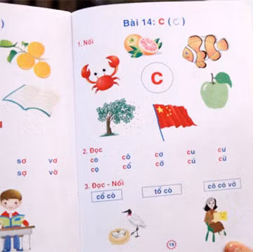 Việc một số quyển sách học dành cho trẻ em Việt Nam có in cờ Trung Quốc khiến dư luận bức xúc