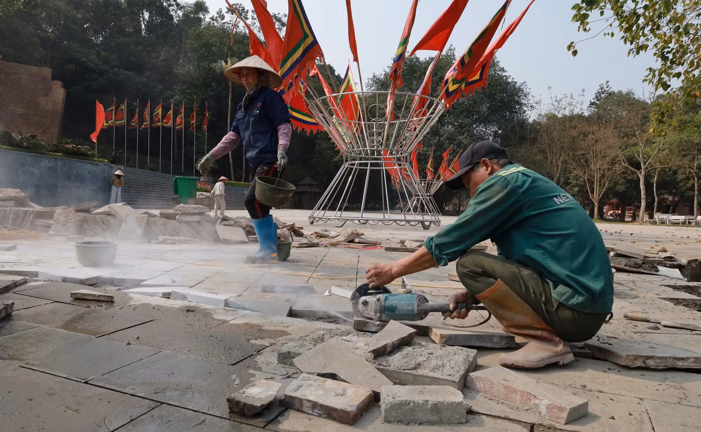 "Năm nay, ngoài chỉnh trang, tôn tạo các công trình, đơn vị còn yêu cầu các hộ kinh doanh ký cam kết không đổi tiền lẻ, không chèo kéo du khách, không ép giá và bán hàng theo đúng giá niêm yết, đảm bảo an ninh trật tự tại bãi đỗ xe…", ông Đạt nhấn mạnh thêm.