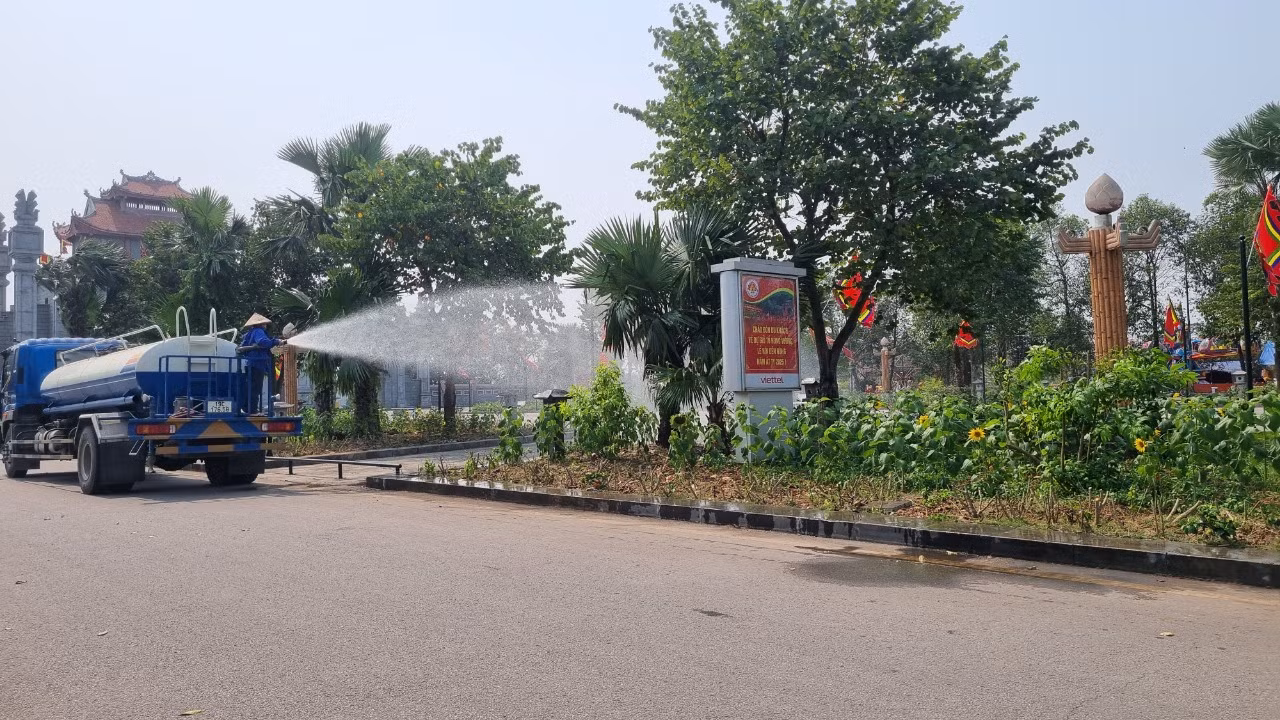 Trời hanh khô bất thường trong tháng 3, công nhân Ban Quản lý di tích đền Hùng tăng cường tưới cây, đảm bảo cảnh quan đẹp nhất cho lễ Giỗ Tổ Hùng Vương.