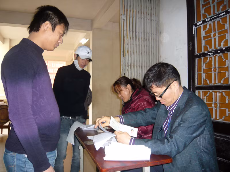 Cán bộ của Cơ quan phát triển nguồn nhân lực Hàn Quốc (HRD) cũng kiểm tra giấy tờ của lao động rất gắt gao