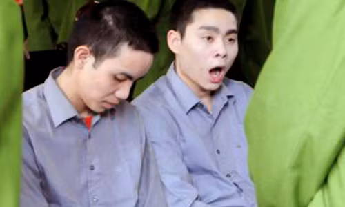 Và ngáp ngắn ngáp dài không thèm lấy tay che miệng. Và ngáp ngắn ngáp dài không thèm lấy tay che miệng