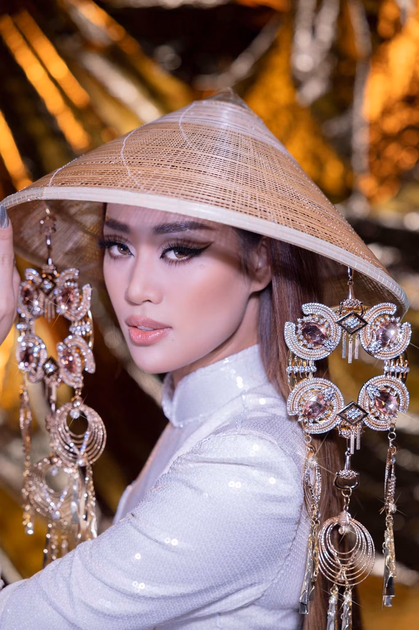 Hoa hậu Khánh Vân diện áo dài kết hợp với chiếc mũ độc đáo.