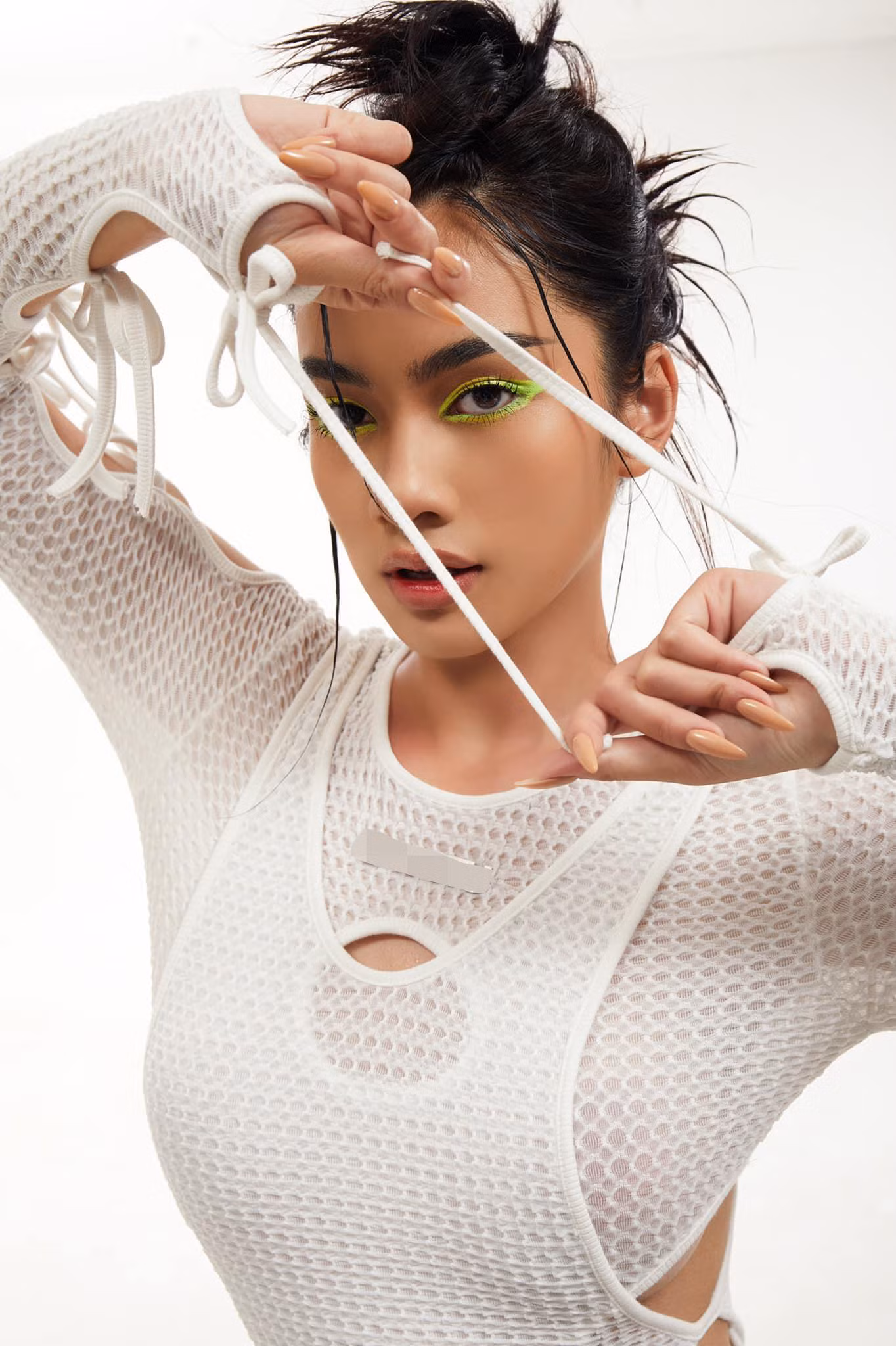 Người đẹp Cẩm Đan diện váy ren cut-out lạ mắt khoe vẻ cá tính, sexy.