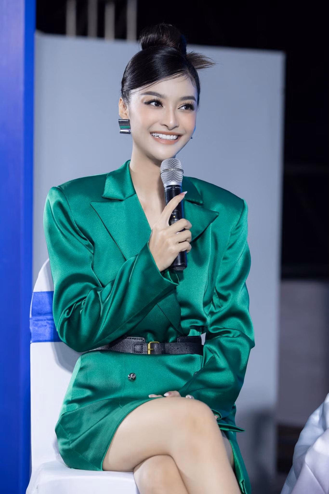 Á hậu Kiều Loan kiêu sa, yêu kiều với áo blazer tông màu xanh.