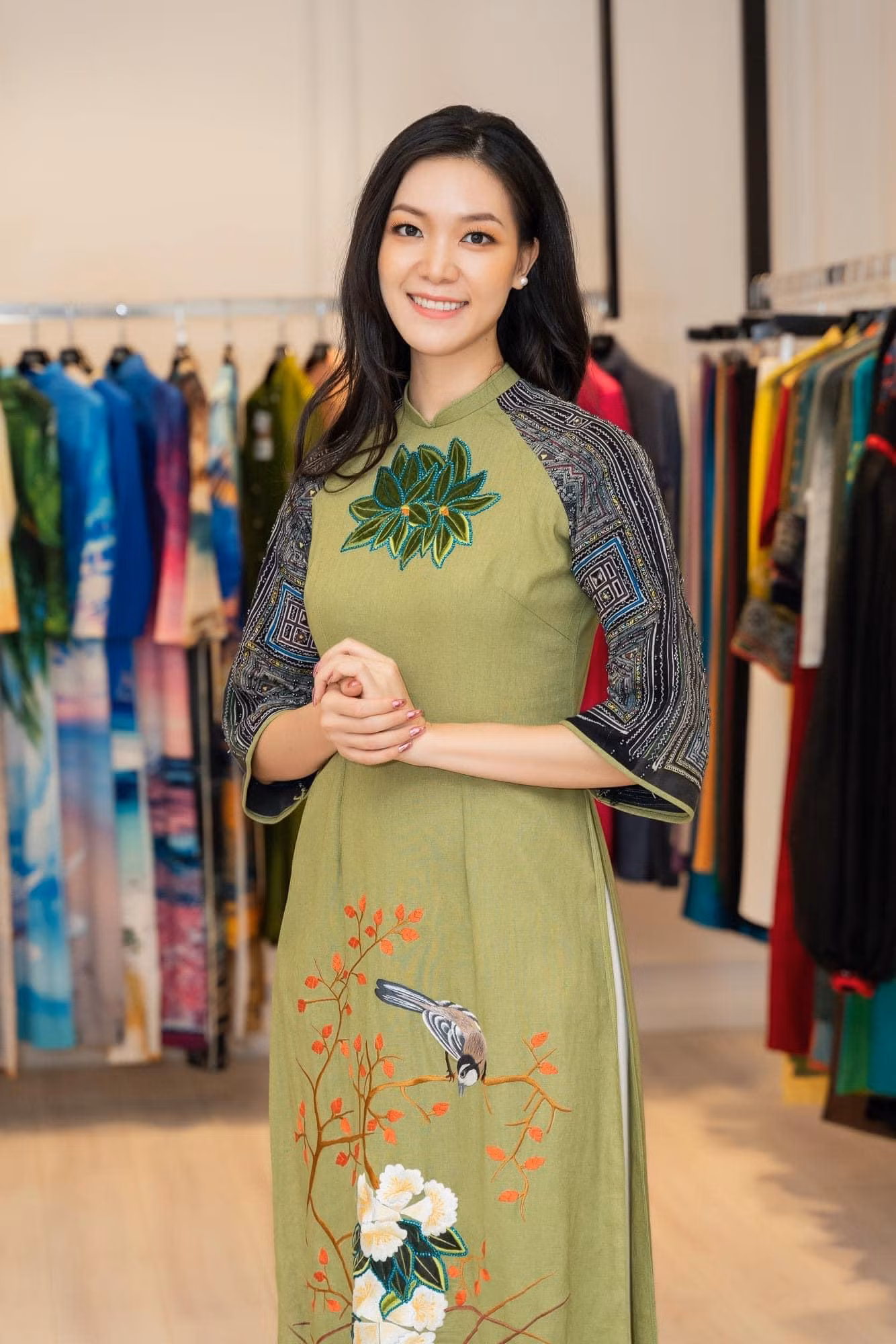 Hoa hậu Việt Nam 2008 Thuỳ Dung tái xuất nền nã, xinh đẹp với áo dài.