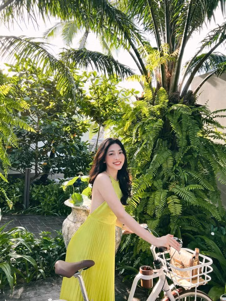 Á hậu Phương Nga diện bộ váy xếp ly kiểu cổ yếm tông màu vàng rực rỡ trong chuyến du lịch gần đây.