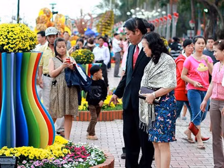 Ông Nguyễn Bá Thanh cùng vợ đi thăm con đường hoa xuân