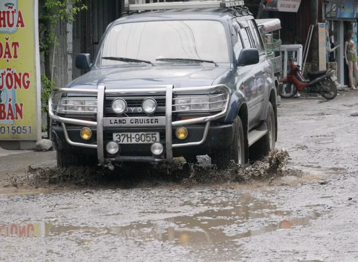 Nhiều tài xế trở thành tay đua vượt địa hình ngay giữa đường thành phố