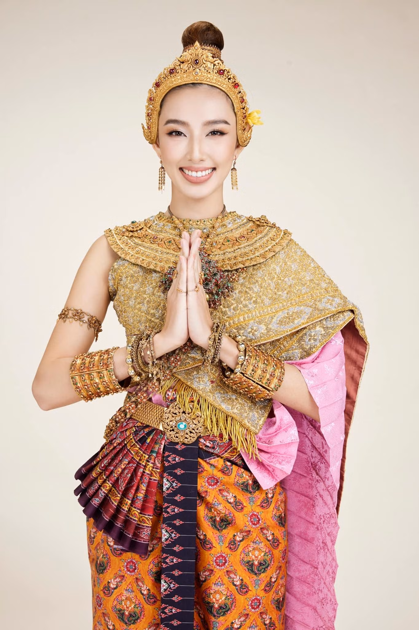 Mới đây, Hoa hậu Nguyễn Thúc Thùy Tiên diện trang phục truyền thống Thái Lan xuất hiện trong video quảng bá cho cuộc thi Miss Grand Bangkok.