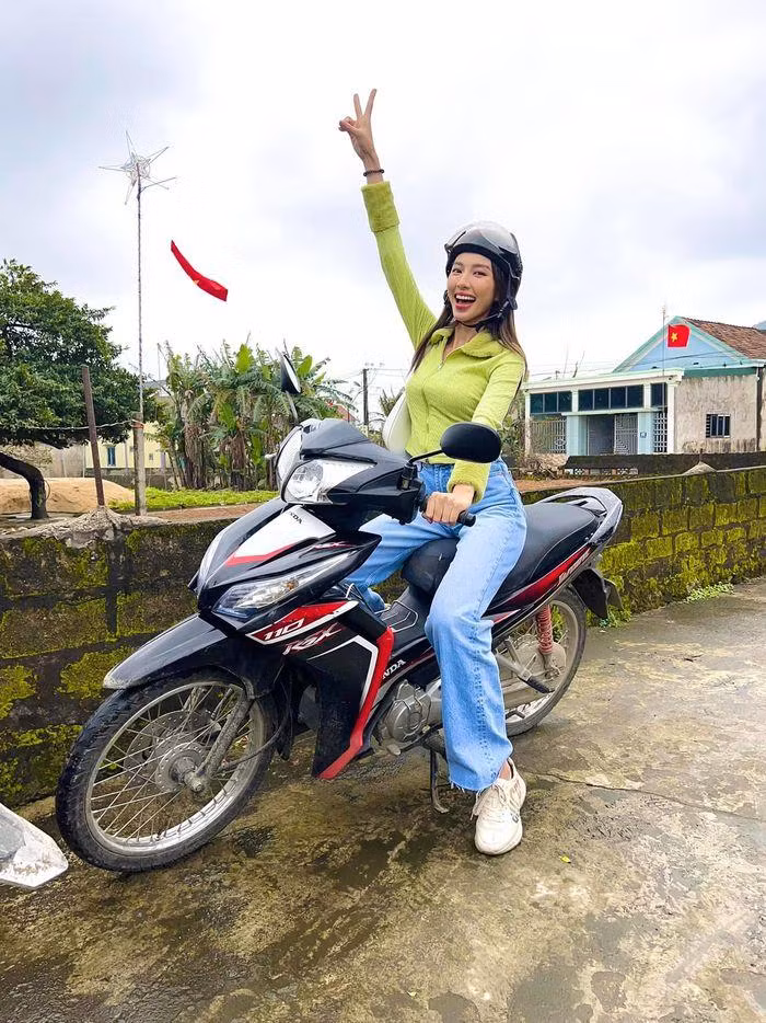 Xuyên suốt dịp Tết Nguyên đán vừa qua, Hoa hậu Thùy Tiên xuất hiện dày đặc trong các sự kiện. Người đẹp liên tục tham gia các buổi quay hình, giao lưu, thiện nguyện trong nước trước khi trở lại Thái Lan.