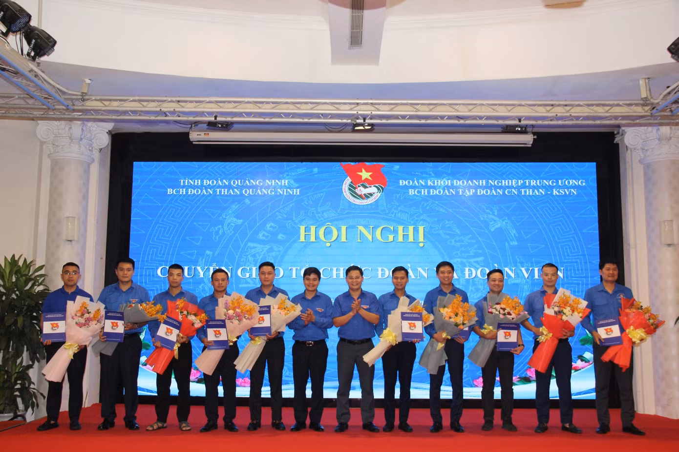 Trao quyết định tiếp nhận 10 cơ sở Đoàn về sinh hoạt tại Đoàn Thanh niên TKV Trao quyết định tiếp nhận 10 cơ sở Đoàn về sinh hoạt tại Đoàn Thanh niên TKV