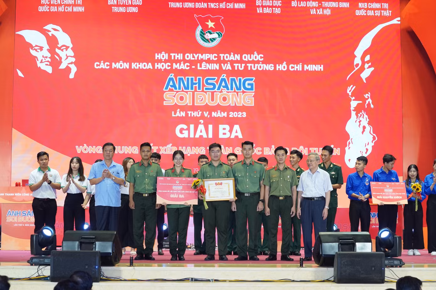Trao giải Ba đội tuyển Ban Thanh niên Công an Nhân dân. Ảnh: Như Ý Trao giải Ba đội tuyển Ban Thanh niên Công an Nhân dân. Ảnh: Như Ý