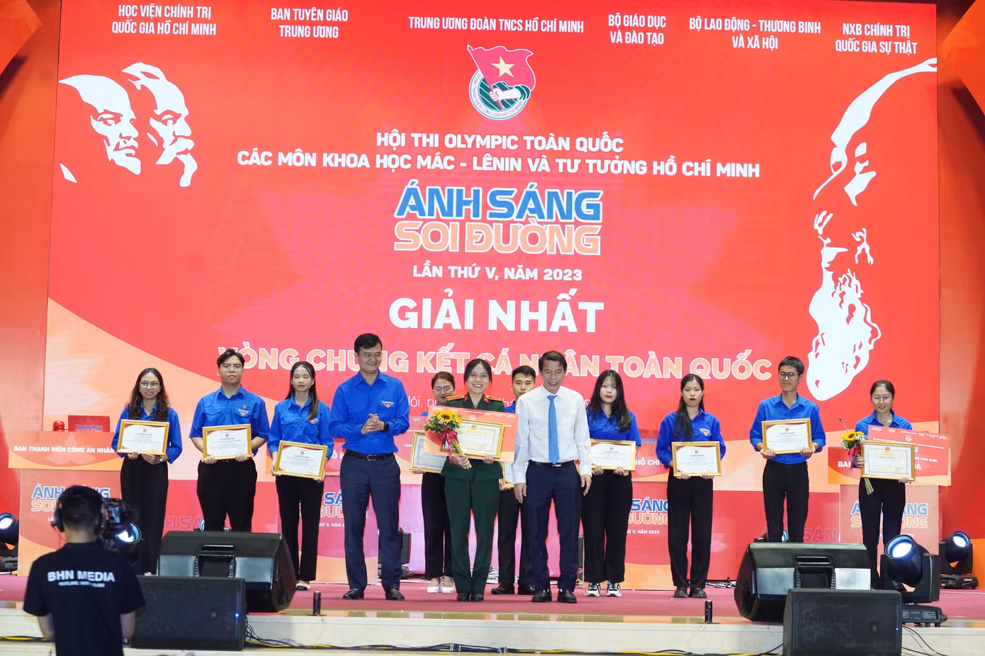 Ông Vũ Thanh Mai, Phó trưởng ban Tuyên giáo T.Ư; anh Bùi Quang Huy, Ủy viên dự khuyết T.Ư Đảng, Bí thư thứ nhất T.Ư Đoàn trao giải Nhất bảng cá nhân cho thí sinh Nguyễn Thị Huyền Trang. Ảnh: Như Ý Ông Vũ Thanh Mai, Phó trưởng ban Tuyên giáo T.Ư; anh Bùi Quang Huy, Ủy viên dự khuyết T.Ư Đảng, Bí thư thứ nhất T.Ư Đoàn trao giải Nhất bảng cá nhân cho thí sinh Nguyễn Thị Huyền Trang. Ảnh: Như Ý