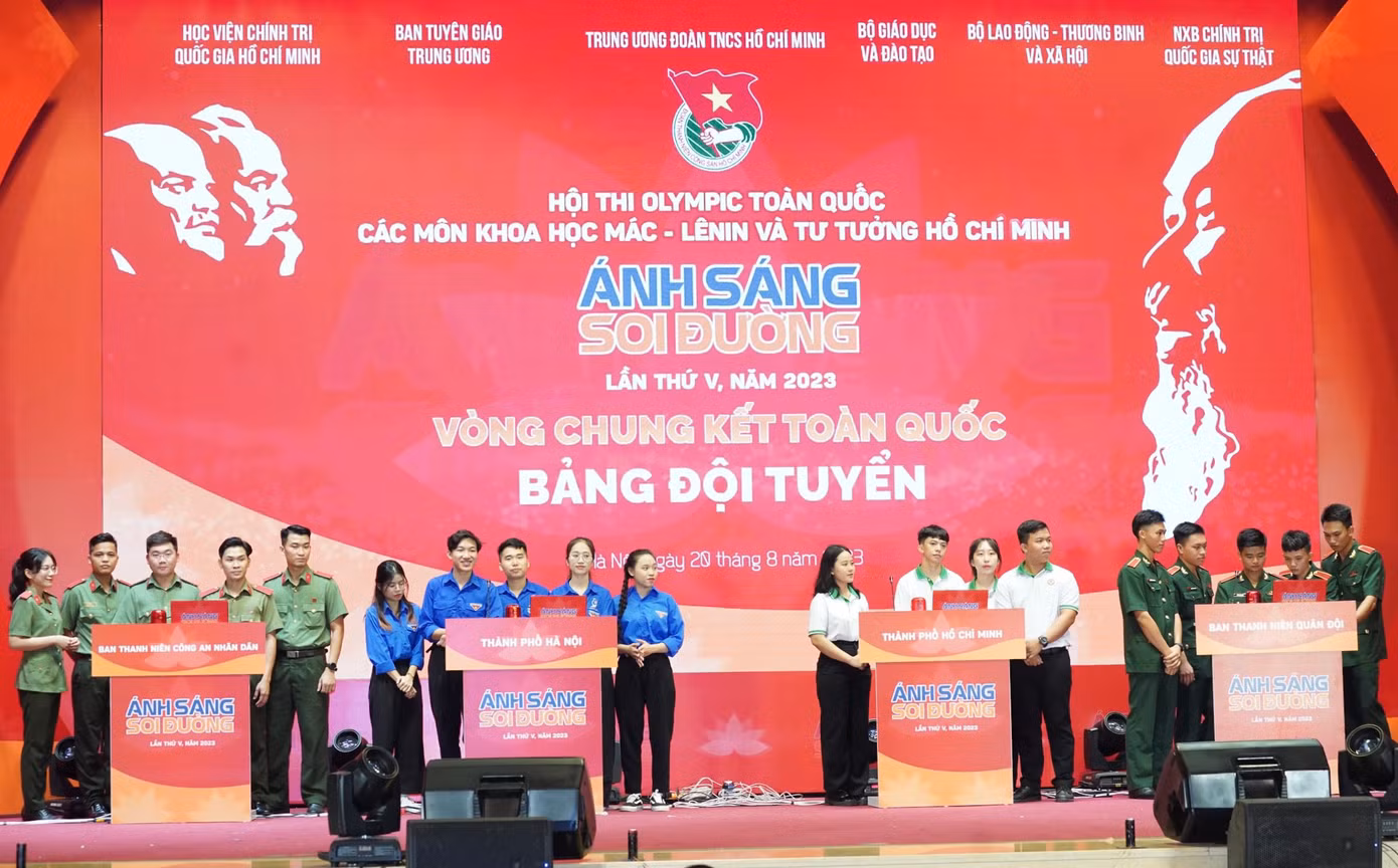 4 đội tuyển tranh tài tại vòng chung kết toàn quốc. Ảnh: Như Ý 4 đội tuyển tranh tài tại vòng chung kết toàn quốc. Ảnh: Như Ý