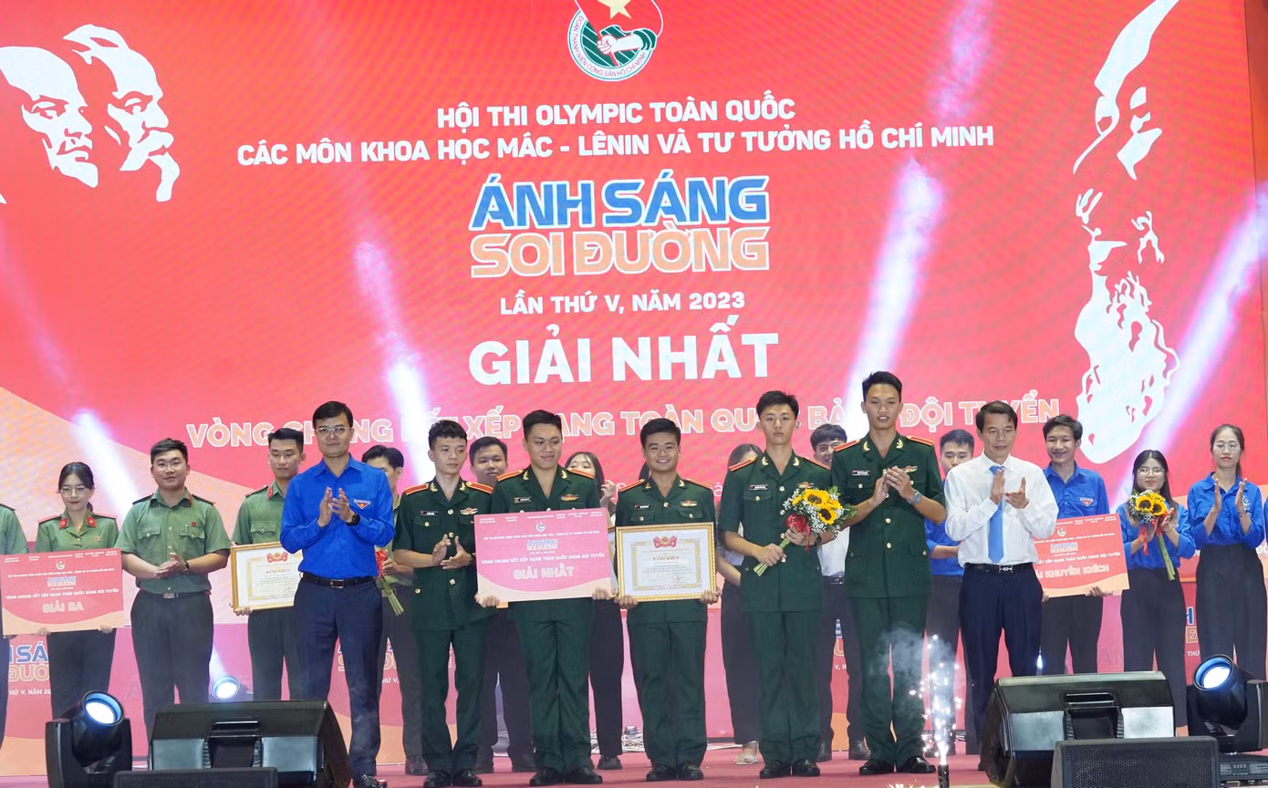 Ông Vũ Thanh Mai, Phó trưởng ban Tuyên giáo T.Ư; anh Bùi Quang Huy, Ủy viên dự khuyết T.Ư Đảng, Bí thư thứ nhất T.Ư Đoàn trao giải Nhất cho đội tuyển Ban Thanh niên Quân đội. Ảnh: Như Ý Ông Vũ Thanh Mai, Phó trưởng ban Tuyên giáo T.Ư; anh Bùi Quang Huy, Ủy viên dự khuyết T.Ư Đảng, Bí thư thứ nhất T.Ư Đoàn trao giải Nhất cho đội tuyển Ban Thanh niên Quân đội. Ảnh: Như Ý