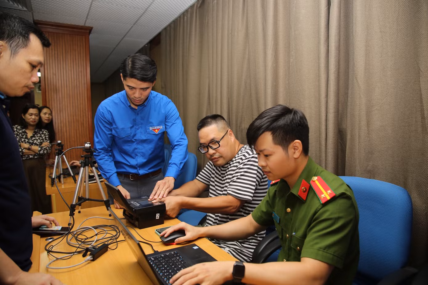 Đội hình tình nguyện hỗ trợ cài đặt định danh điện tử mức độ 2 cho cán bộ, chuyên viên, người lao động Trung ương Đoàn.