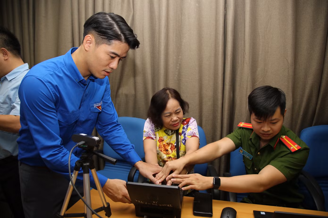 Đội hình tình nguyện hỗ trợ cài đặt định danh điện tử mức độ 2 cho cán bộ, chuyên viên, người lao động Trung ương Đoàn.
