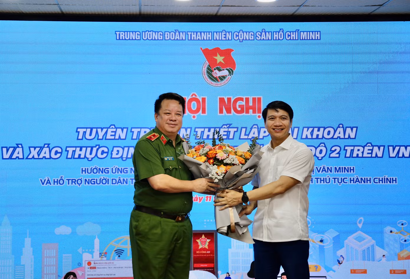 Anh Nguyễn Ngọc Lương tặng hoa chúc mừng Thiếu tướng Nguyễn Quốc Hùng nhân kỷ niệm 78 năm Ngày truyền thống Công an nhân dân Việt Nam (19/8/1945 - 19/8/2023). Ảnh: Lâm Đăng Hải
