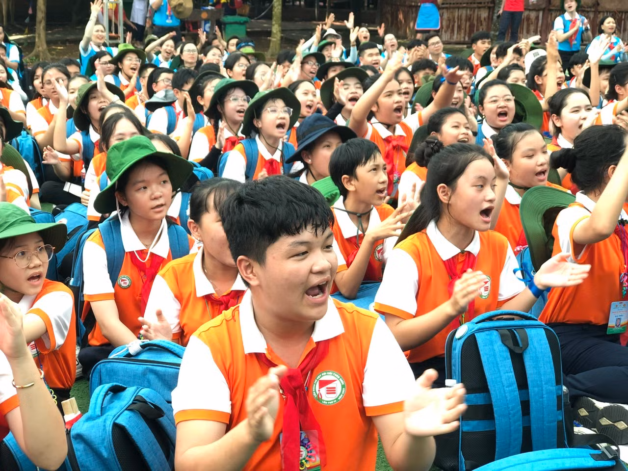 Các đại biểu lần lượt vượt qua nhiều thử thách tại 6 trạm với nhiều nội dung hấp dẫn. Ảnh: Lưu Trinh