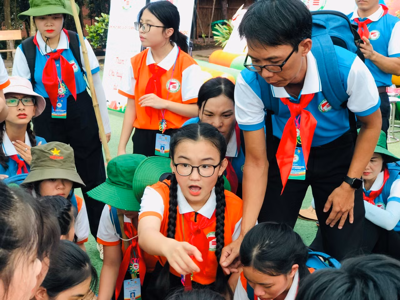 Em Hoàng Trà My, Liên đội trưởng trường THCS Lê Lợi, TP Vinh, Nghệ An, Chi đội trưởng Chi đội 4 cùng đồng đội thực hiện nhiệm vụ tại Trạm trung tâm. Ảnh: Lưu Trinh