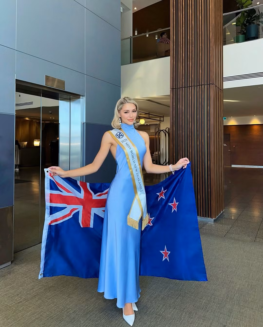 Người đẹp New Zealand - Samatha Poole - đã sang bang Telangana, Ấn Độ để tham gia cuộc thi Hoa hậu Thế giới 2025. Cô diện bộ váy lụa xanh, kiểu cổ yếm khi ra sân bay.