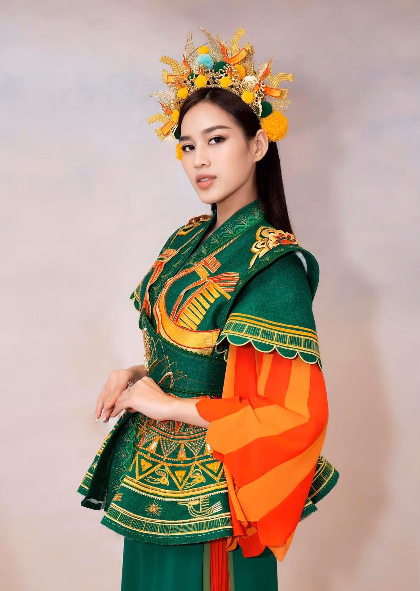 Hoa hậu Việt Nam 2020 khoe thần thái kiêu sa, đầy quyền lực trong thiết kế độc đáo.