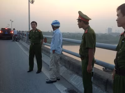 Đại tá Dương Văn Giáp chỉ huy thực nghiệm hiện trường tại cầu thanh trì