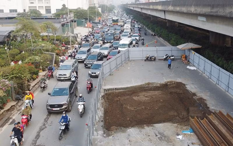 Lô cốt trên đường Nguyễn Xiển ảnh hưởng đến giao thông, đi lại của người dân. Ảnh: TP Lô cốt trên đường Nguyễn Xiển ảnh hưởng đến giao thông, đi lại của người dân. Ảnh: TP