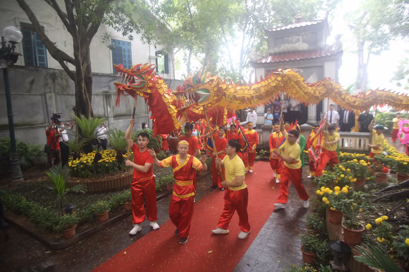 Tiết mục múa rồng tại lễ dâng hương. Ảnh: Duy Phạm
