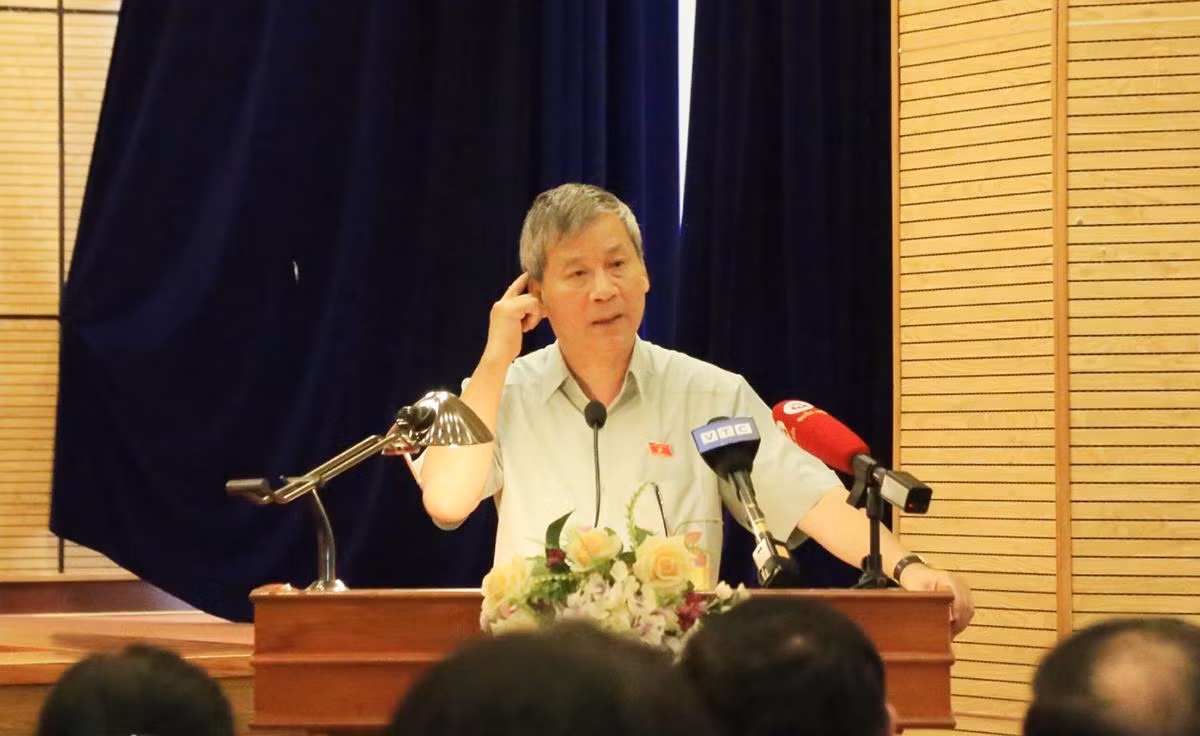 Ông Nguyễn Anh Trí trao đổi với cử tri tại hội nghị. Ảnh: PV