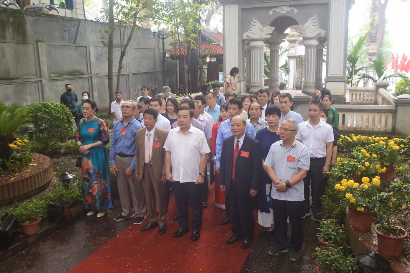 Đại diện lãnh đạo UBND thành phố Hà Nội, quận Hoàn Kiếm, phường Hàng Trống tại lễ dâng hương sáng 15/5. Ảnh: Duy Phạm