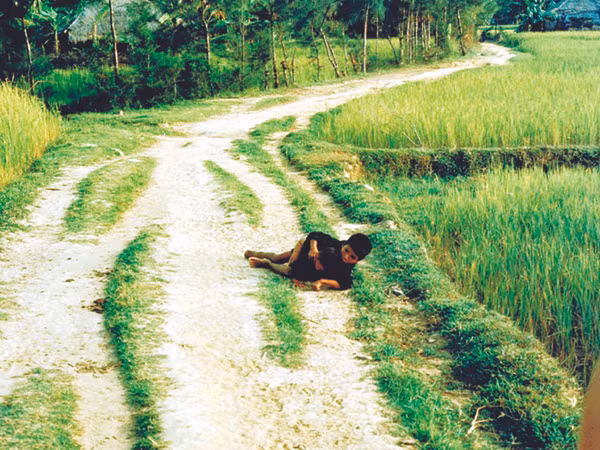 Theo ông Trần Văn Đức, bức ảnh này chụp ông đang ôm em gái tên Hà nằm tránh đạn